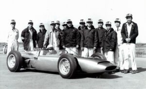 กลุ่มวิศวกรของฮอนด้าผู้ได้รับคัดเลือกเข้าร่วมทีมพัฒนา เพื่อเตรียมพร้อมสำหรับการเข้าร่วมแข่งขัน F1
เป็นครั้งแรกในปี 1964